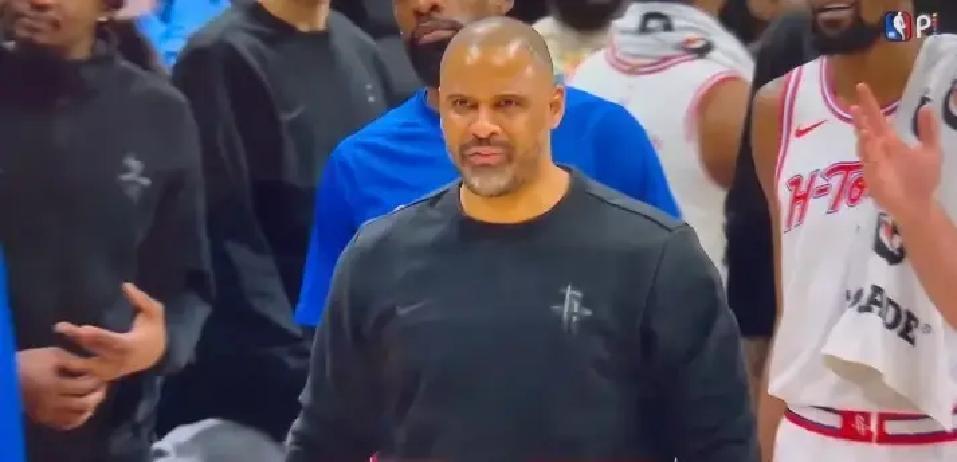 火箭那场加时输给掘金，看得人憋屈。最后时刻差三分，球竟然给了申京去扔三分。他全场