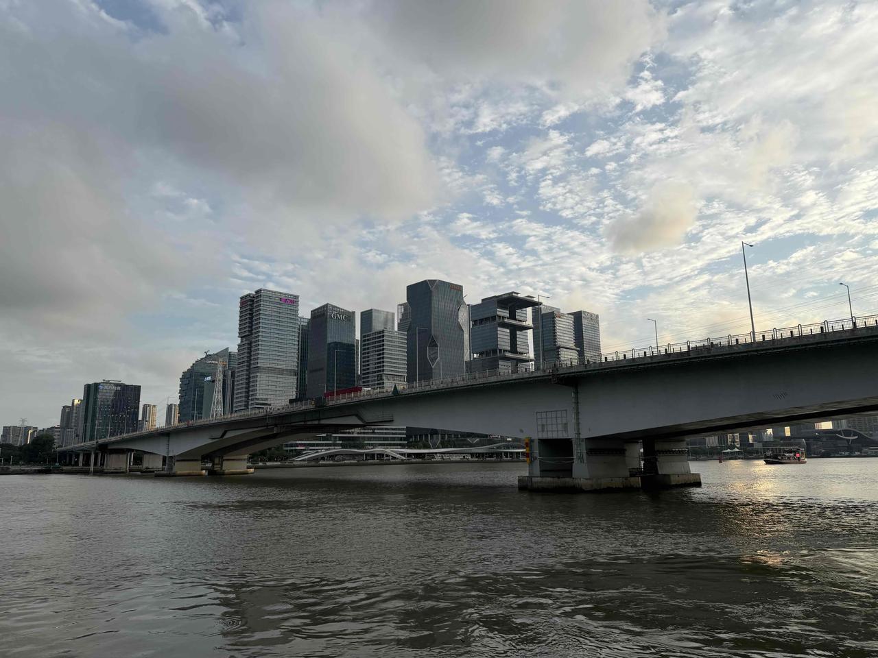 不爱写景，词穷。漫步珠江边，随心而行，不问远近。没有预设的目的地，只管顺着江岸往