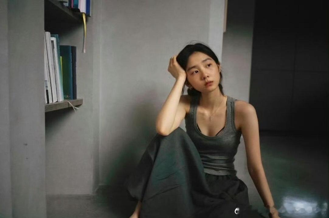 黄多多女明星完成时黄多多妥妥女明星完成体！高挑纤瘦，气质干净又舒展。眉眼温柔，笑