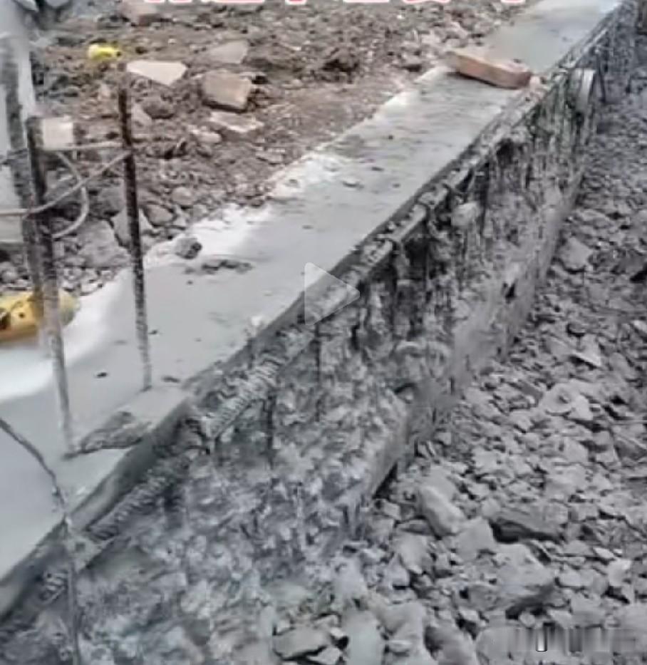 一邻居盖房，打地基时，就多占了我家的十公分的地，我打掉了，没毛病吧？
邻居退回二