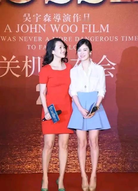 当章子怡遇到宋慧乔，这算不算是，中韩顶级美女的较量？章子怡身穿一袭红裙看起来太妖