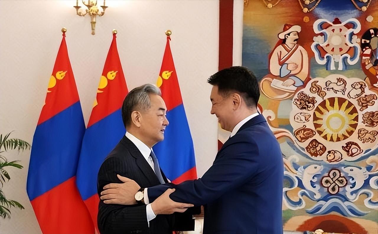 王毅外长当着蒙方的面，直接拎出了中蒙旧条约。一锤敲碎蒙古日本幻想，稀土外运日本绝