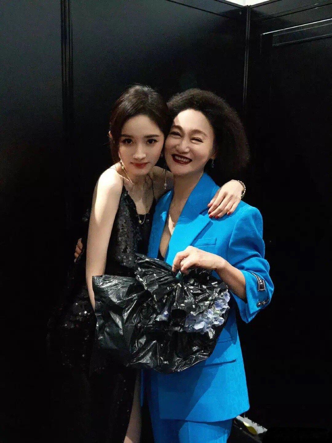 #惠英红 又收获一枚宝贝杨幂#惠英红这是什么美女收割机，嫉妒她能喊每一个美女“宝