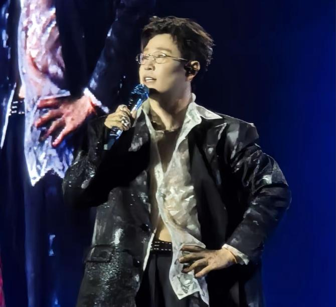 回老家你翻车！

收着巨星演唱会的钱，办你的家庭草台KTV呢？

本来对小沈阳印