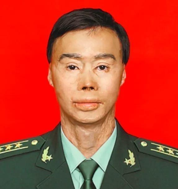 1995年，19岁战士梁强坐大巴返回部队，途中司机停下加油，梁强劝阻无果，就在这