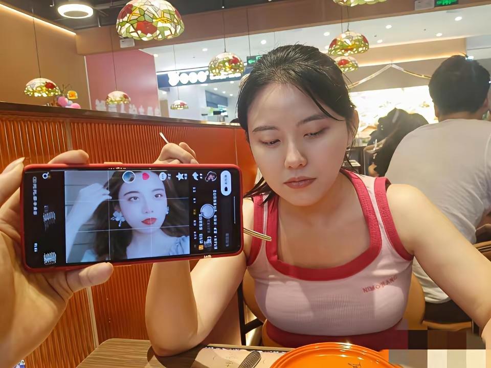 终于奔现了，感觉比网络中的她要丰满一些。