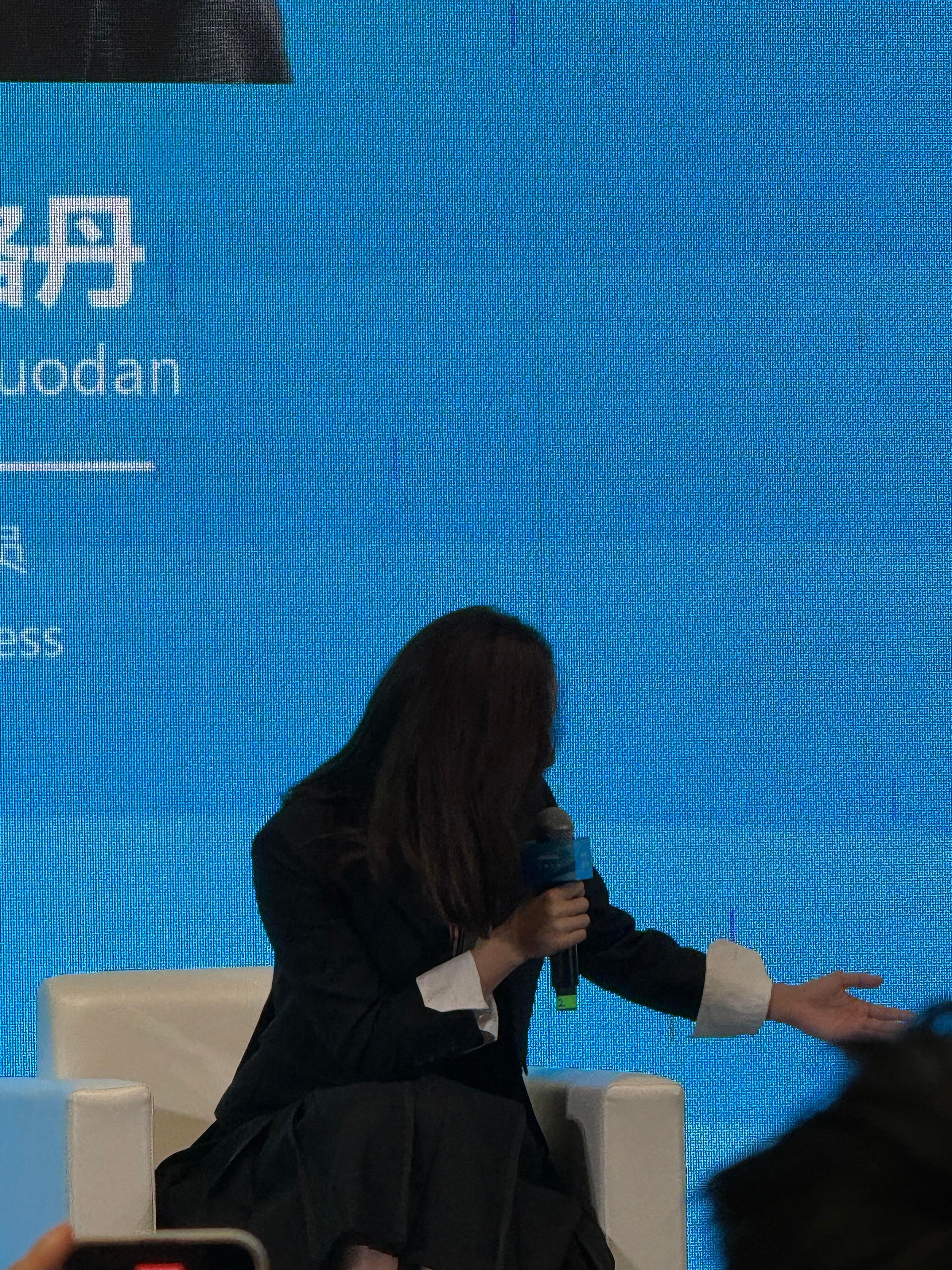 王珞丹出席云栖大会 演员出现在科技论坛，本来以为是走个过场。结果王珞丹聊的是AI
