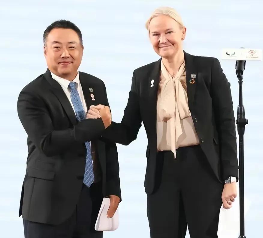 世界杯，又回来了

12月10日晚，首届成都混合团体世界杯颁奖仪式之前，刘国梁宣