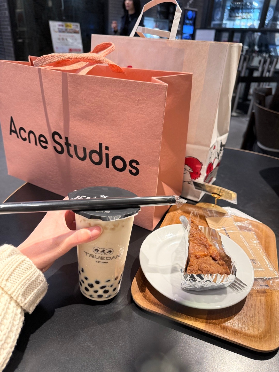 奶茶好喝一蘭haochi跑了三家三丽鸥丑到爆 勉强买了点 ​​​