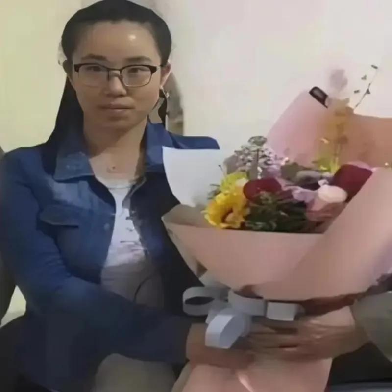 西安，1名24岁女孩跪在地上拼命抢救昏迷不醒的老人，可老人还是去世了。4天后，7