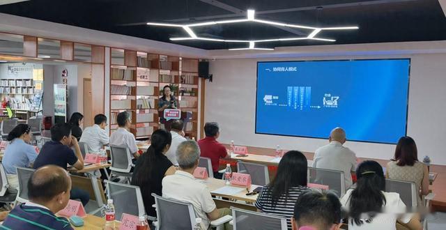 25家企业坐在会议室里，手机一直举着，生怕错过高校老师说的每一个技术点。鹤山这场
