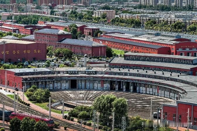 扇形机库，你们见过没？此乃中国最东端的机务段——牡丹江机务段，有亚洲最大的扇形机