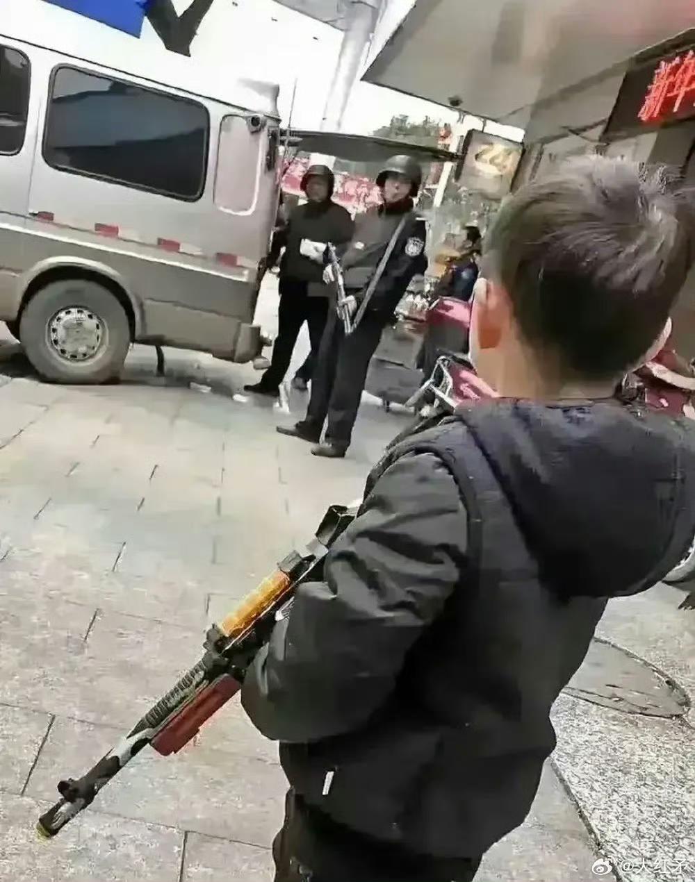 气氛瞬间变得奇怪起来。。。 ​逗比搞笑瞬间 搞笑瞬间儿