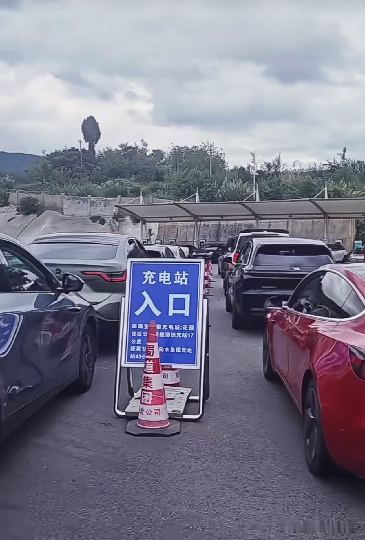 十一这天一早，高速服务区的新能源充电站就排满了队伍，都是昨晚出发的。原本晚上12