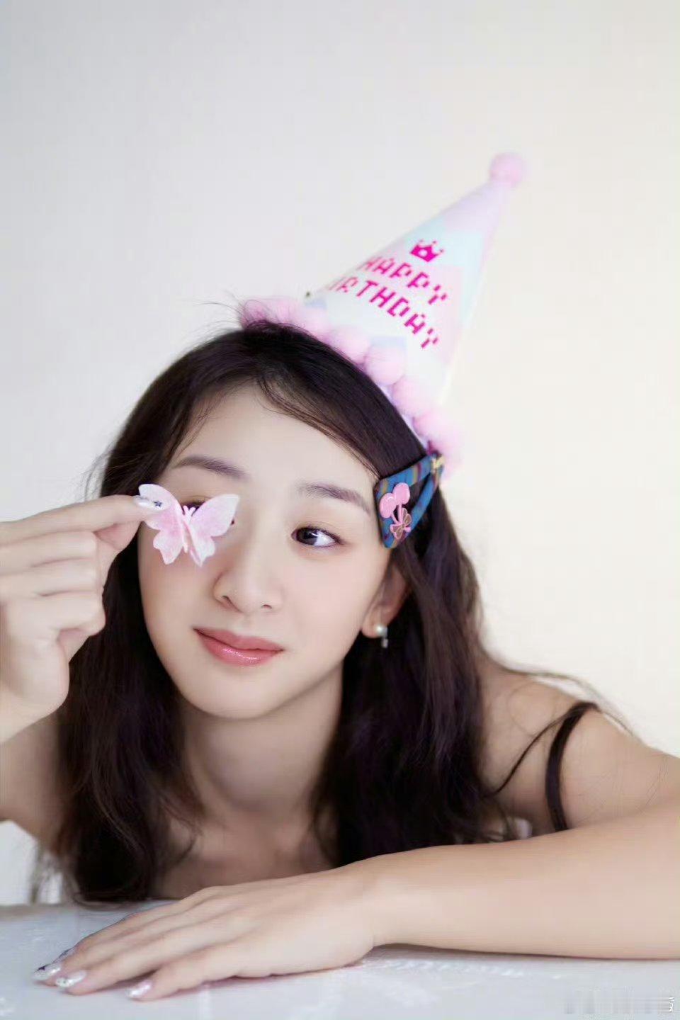 森碟下巴后缩好了森碟18岁了 看叶一茜晒的图，森碟下巴后缩好了。 