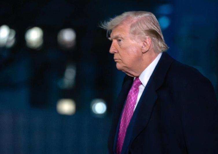 《华尔街日报》周二披露，美国总统特朗普近期在内部会议中向幕僚透露，他已经准备好结