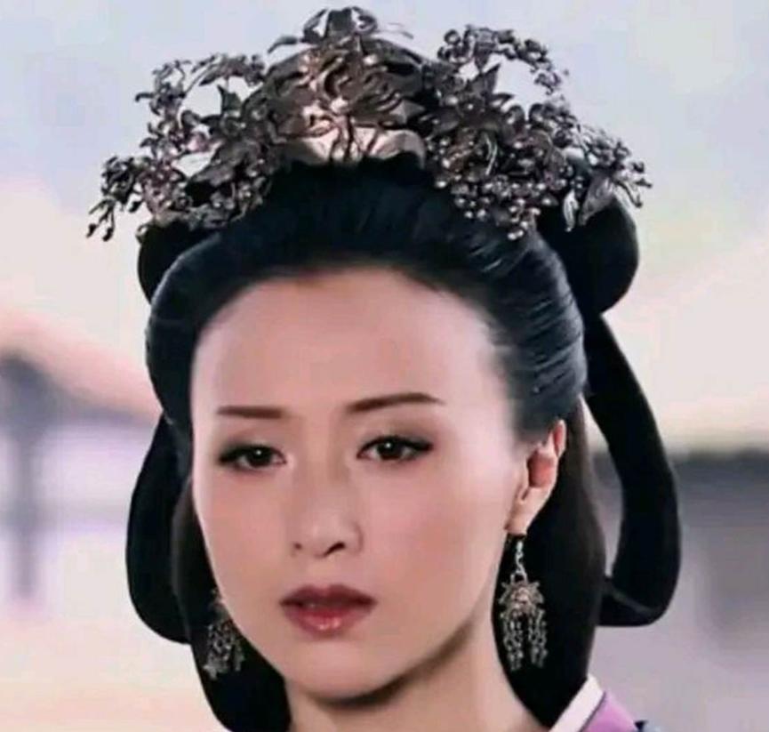 公元前195年，刘邦咽了气，薄姬跪在灵前，眼泪砸在地上，溅起细小的灰星子。
吕后