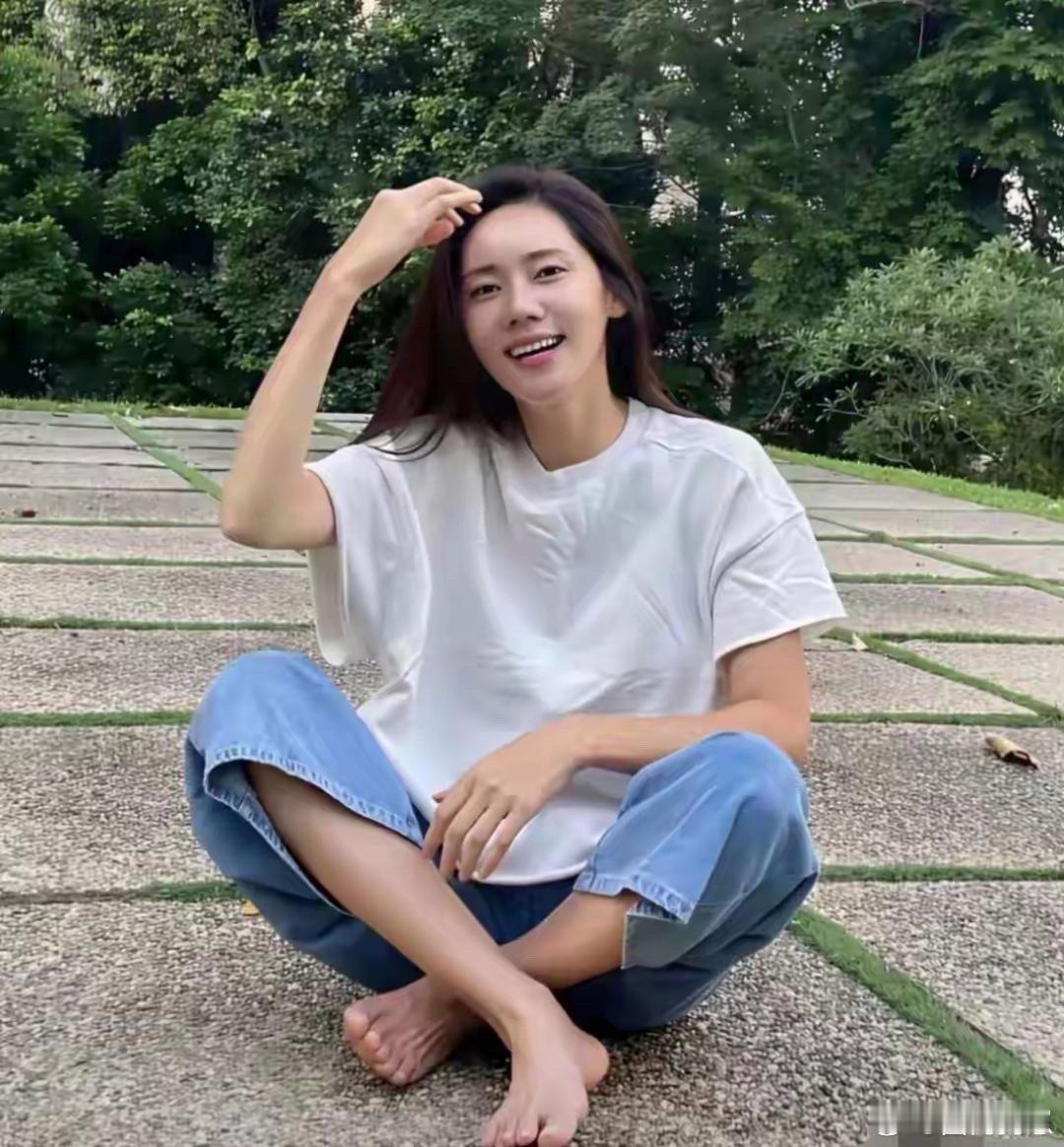 秋瓷炫的脚型真的好好看，气质优雅又精致，细节都这么绝～ 