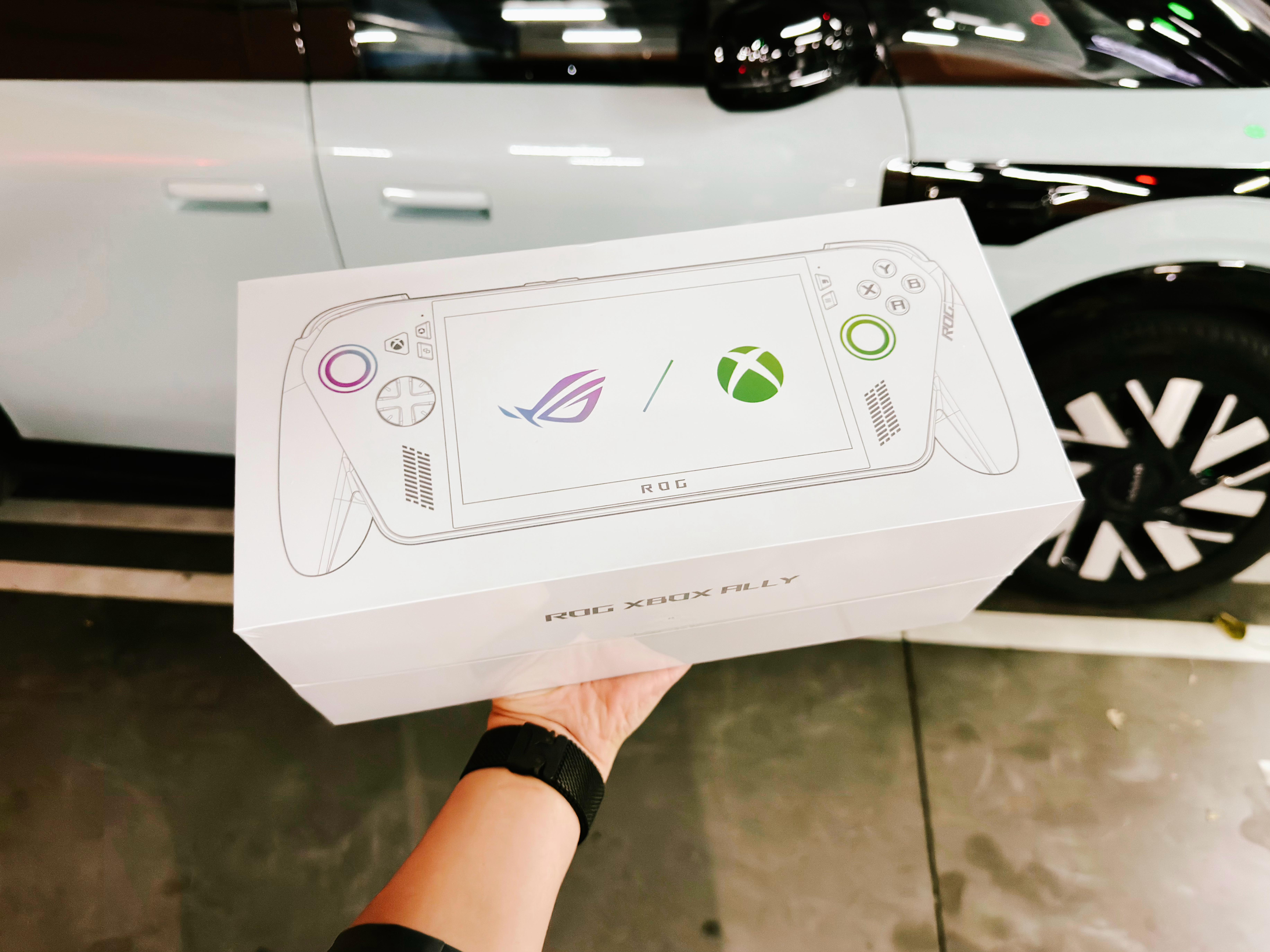 让我看看是谁收到了一台 ROG XBOX ALLY 游戏机不会是我本人张旭吧