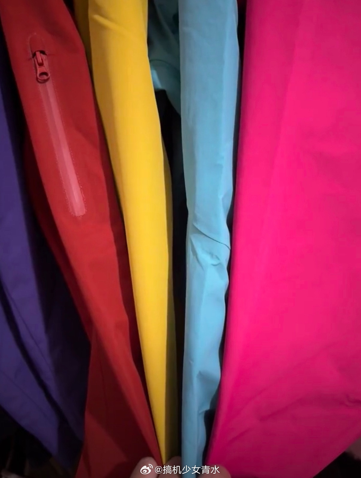 爬山就得穿鲜艳的衣服而且越亮的颜色越出片，还有辨识度和安全度，所以户外一直被提醒