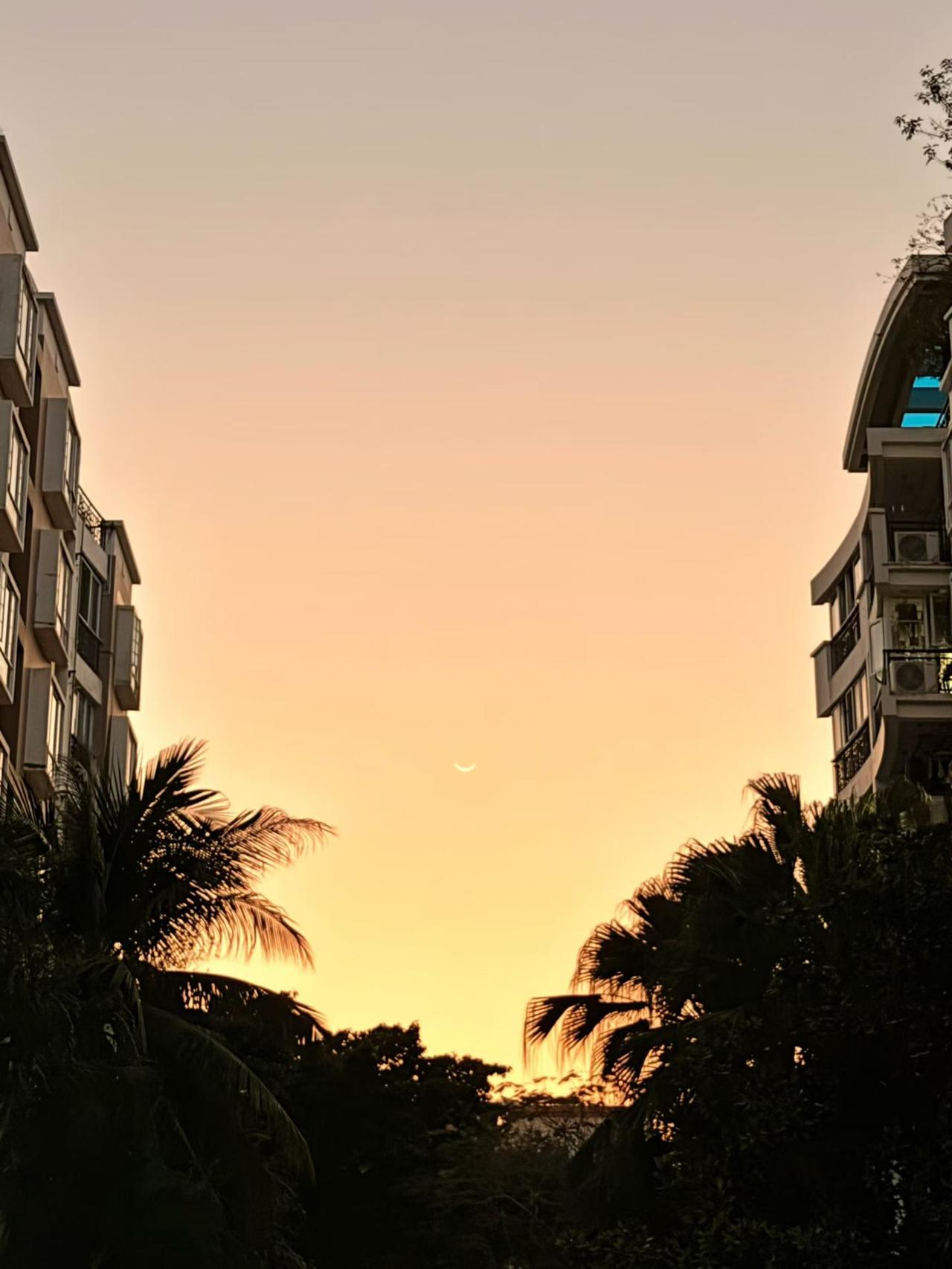 我拍到的落日瞬间在我大女儿家阳台上拍到的落日瞬间，真是太美了[赞]