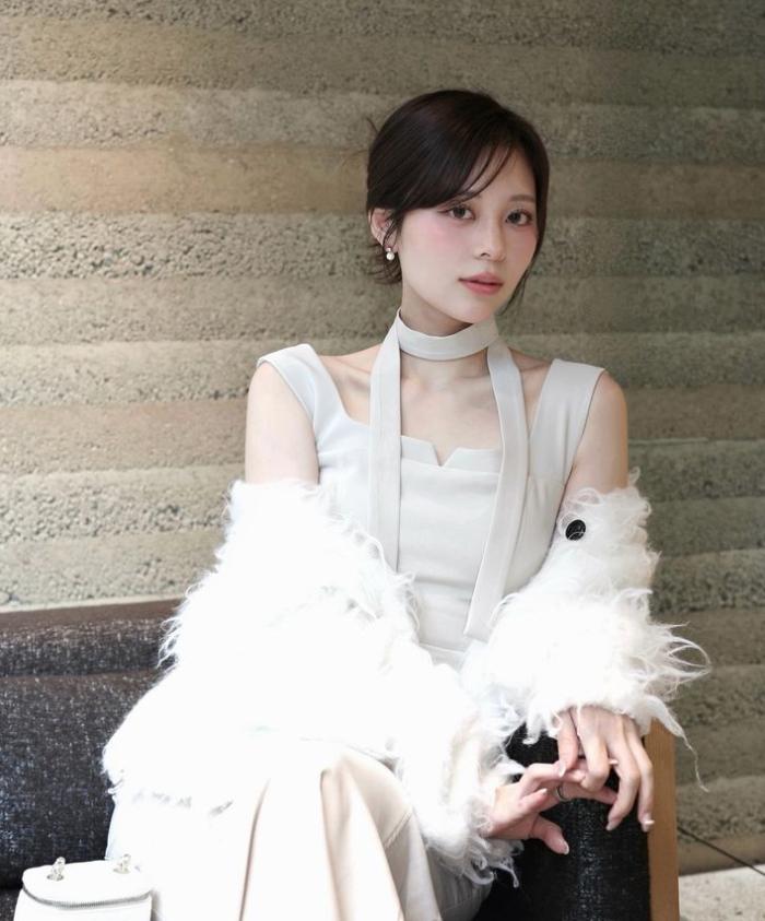 目光锁定迷人身材曲线
散发着优雅女性气质与透明美貌
苗条却能驾驭
高个子模特系偶