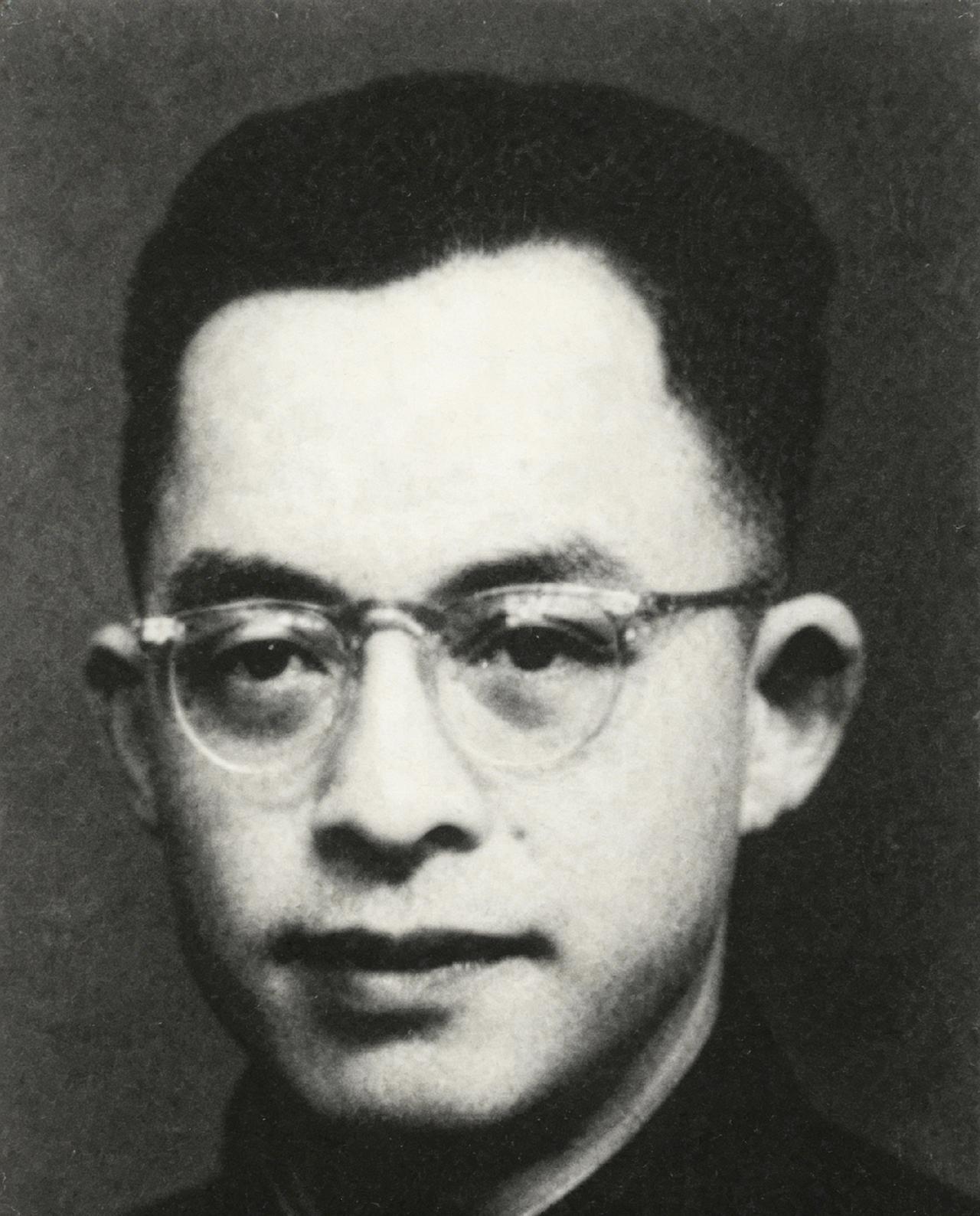 1949年4月，被俘的国民党副师长竟笑了。他冲我军团长喊："老同学，别押我，我是