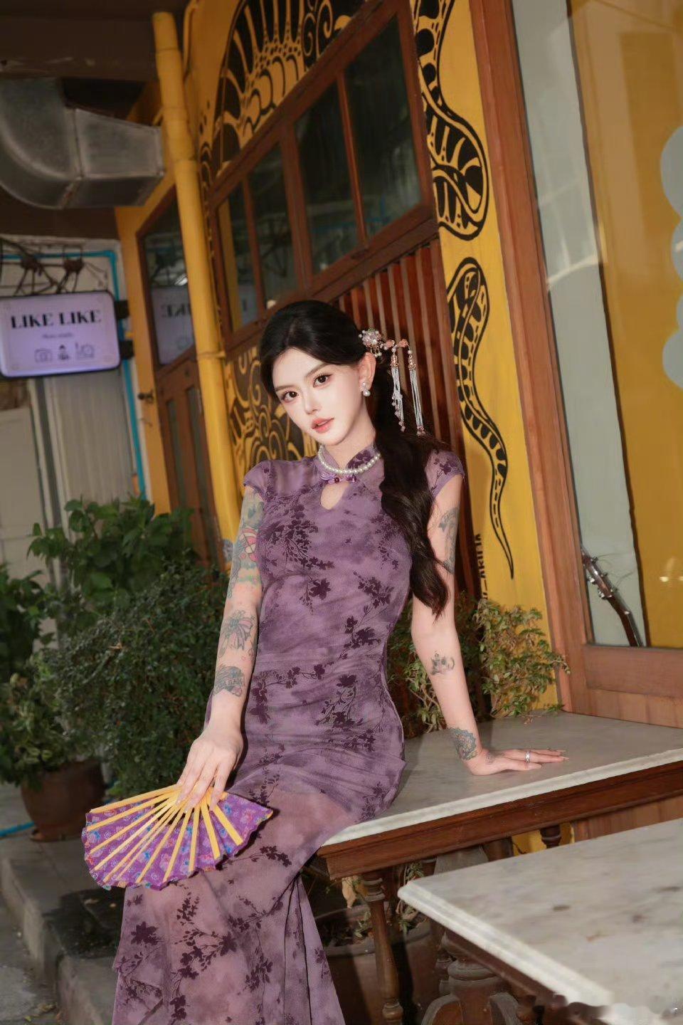 韩安冉展示外国男友送的礼物老实说，我甚至不是她的粉丝，但她的每个情感阶段我好像都