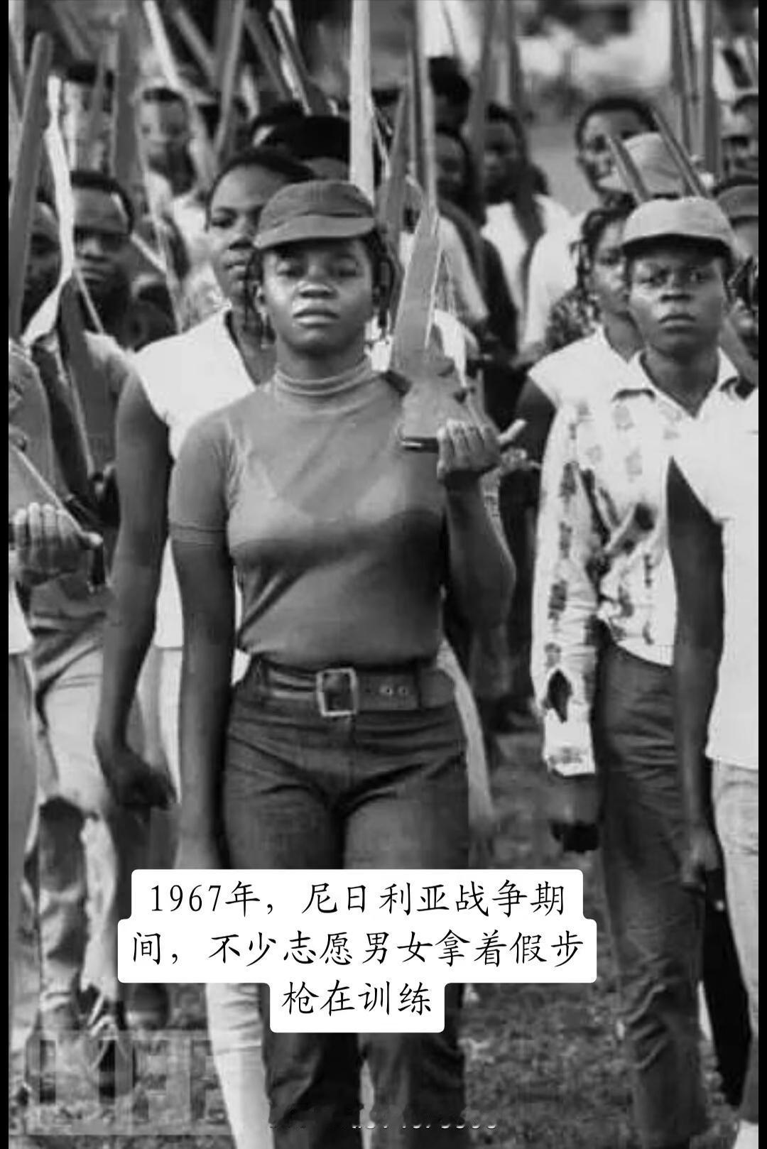 60年代尼日利亚女志愿兵扛着假步枪训练，还挺有意思。那会儿很多参加军事训练的女性