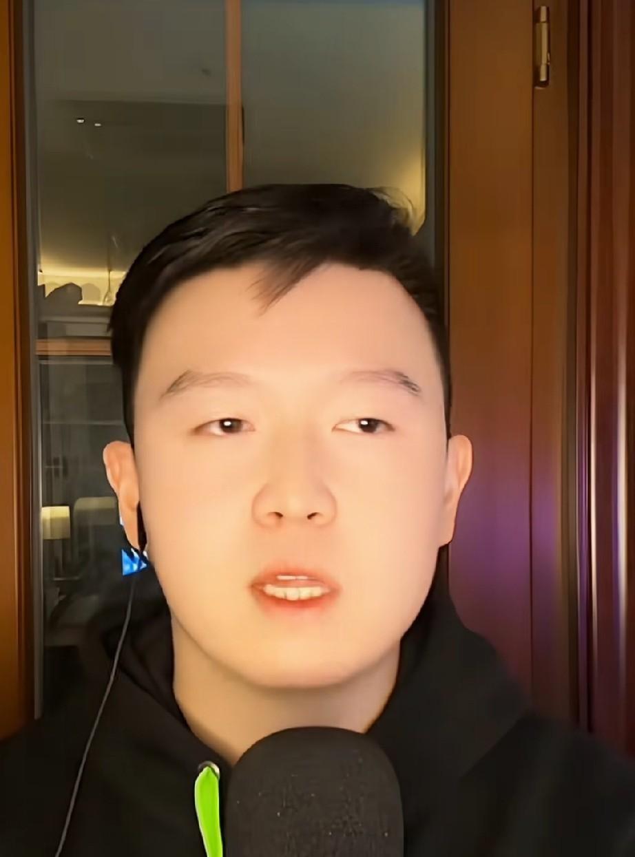 只要认识我爸，估计也会认识我吧。
英达的小儿子巴彦，28岁，在直播间里被网友追着