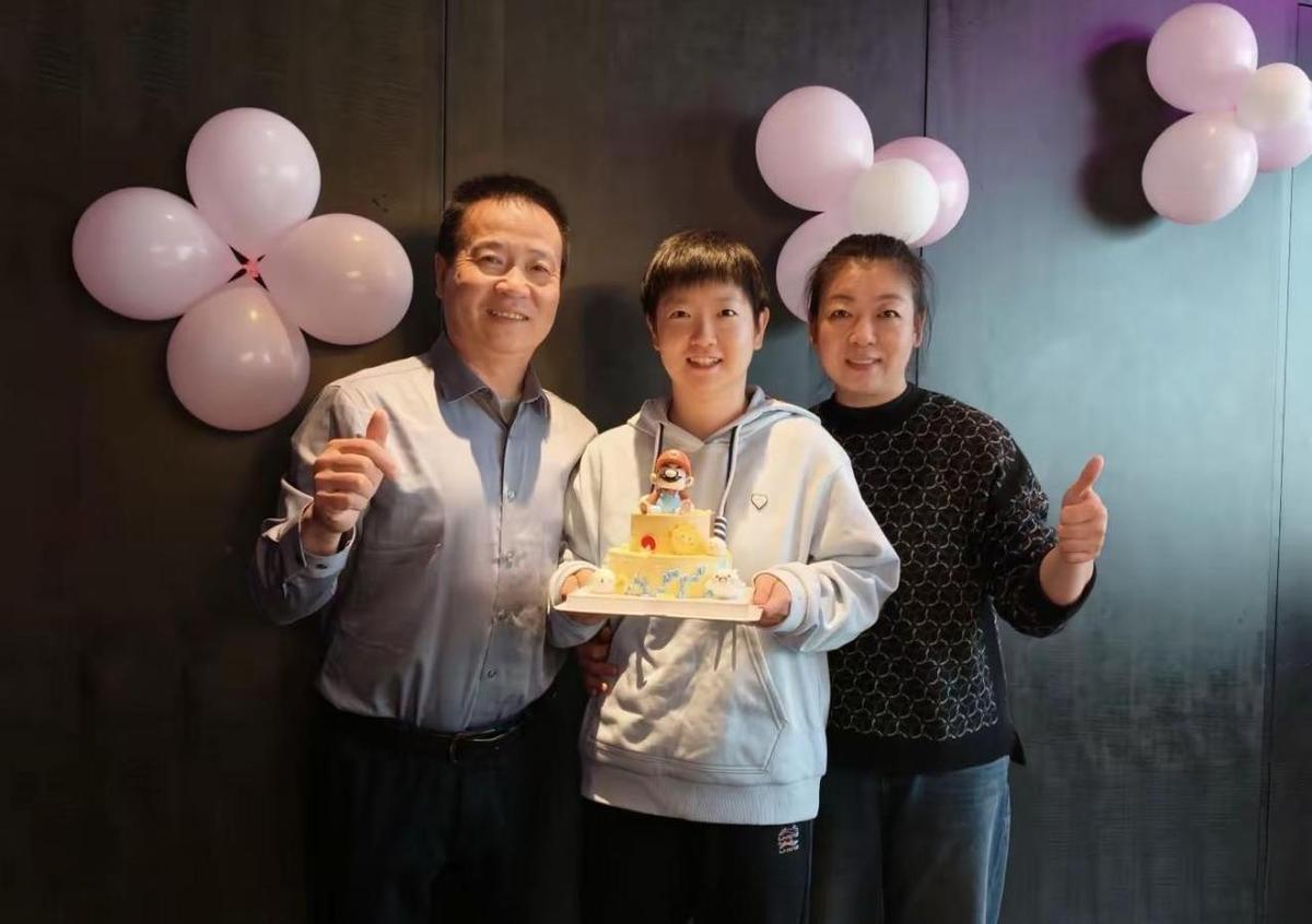 孙颖莎生日，爸妈偷偷溜进训练营。
没蛋糕，没鲜花，就一碗热腾腾的面。
她边吃边哭