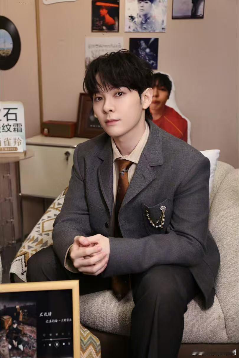 尤长靖歌手幕后花絮歌手直播歌手2026热爱可抵岁月漫长，幕后点滴皆是成长。认真对