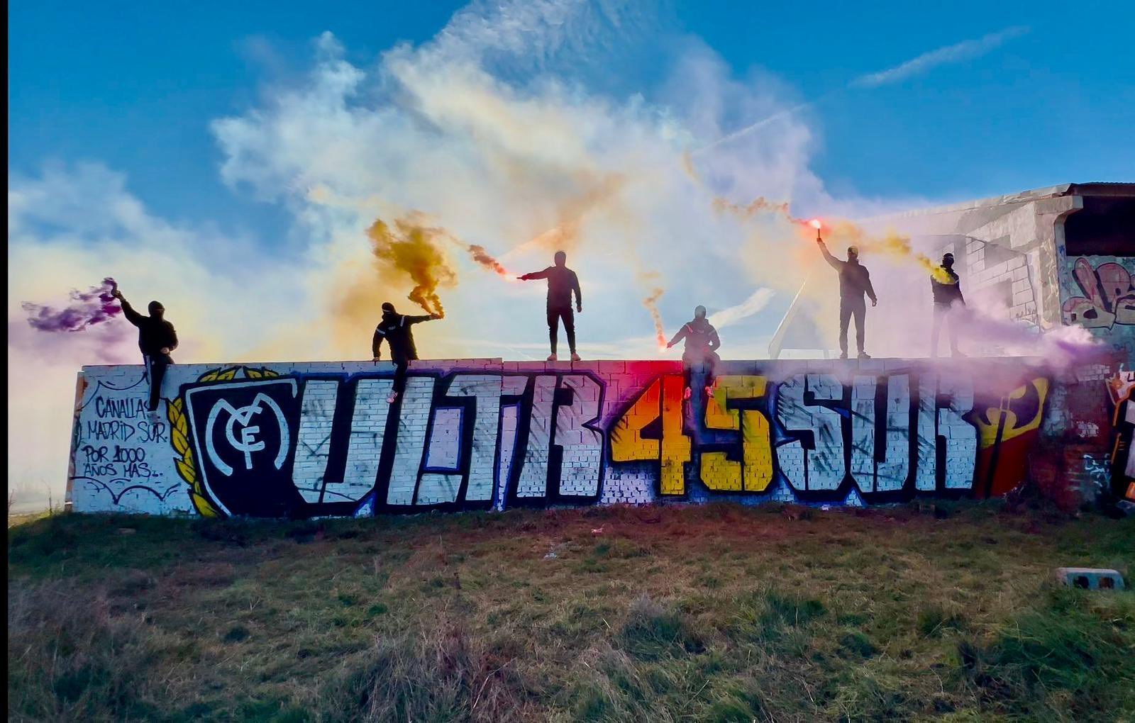 极端球迷组织Ultras Sur宣布他们明天将为球队做一件“疯狂”的事。他们的口