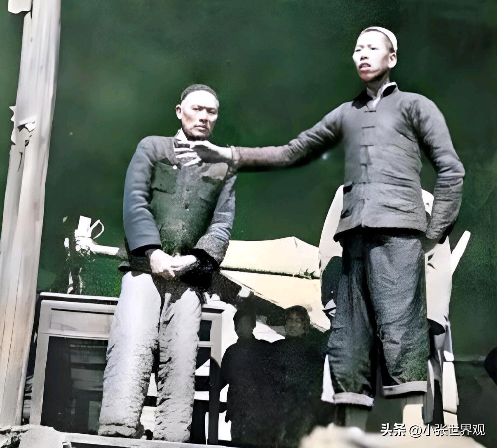 1947年，一个地主，半夜摸进柴房，对着一个被捆着的地下党，不说废话，匕首“噌”