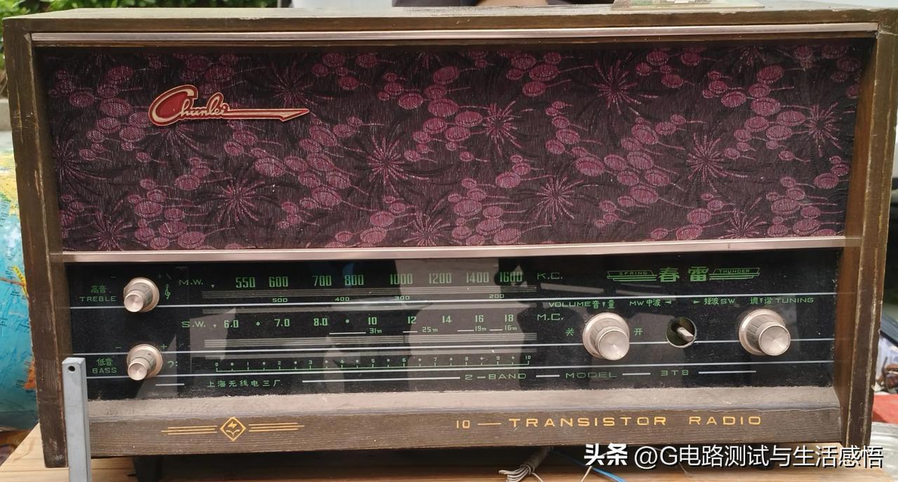 这两台老电子管收音机，一台春雷3T8，一台宝石441-G，是上海无线电三厂和四厂