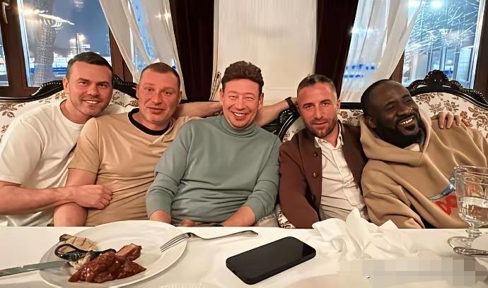 斯卢茨基感觉要比穆斯卡特更开心！赛季结束斯卢茨基约了朋友一起吃饭！畅谈甚欢！可以