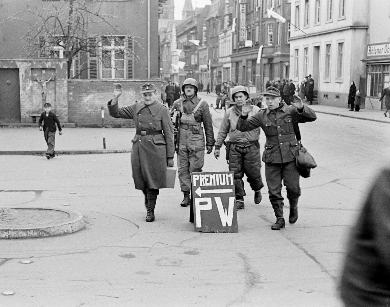 1945年4月，德国德伦施特夫，被俘德军正高举双手被美军押送至战俘营途中！

路