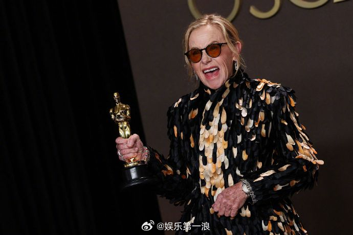 埃米马迪根奥斯卡最佳女配角埃米·马迪根凭《凶器》拿下奥斯卡最佳女配角，与奖杯合影