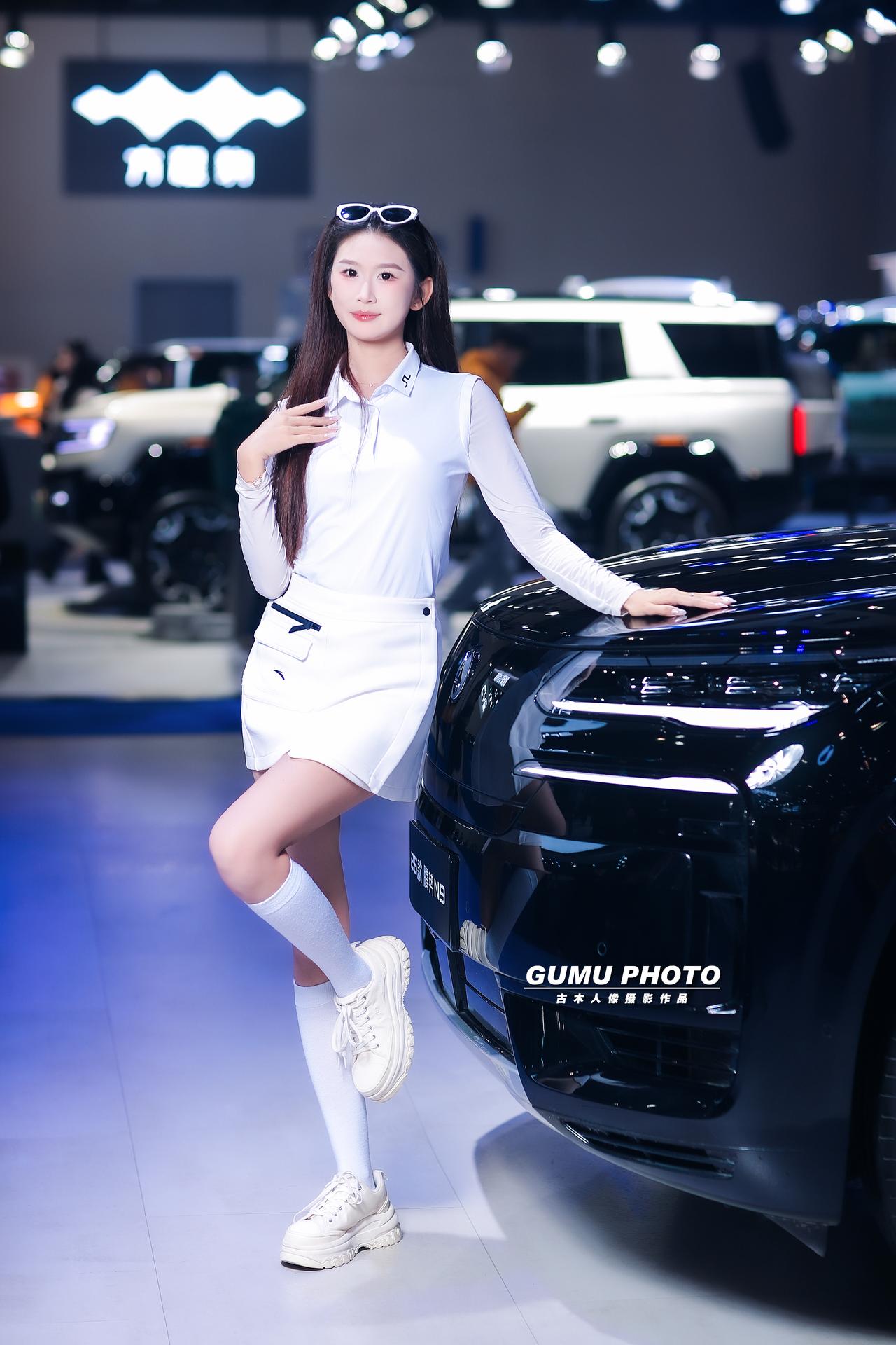 2025重庆汽车消费节腾势展台模特小姐姐