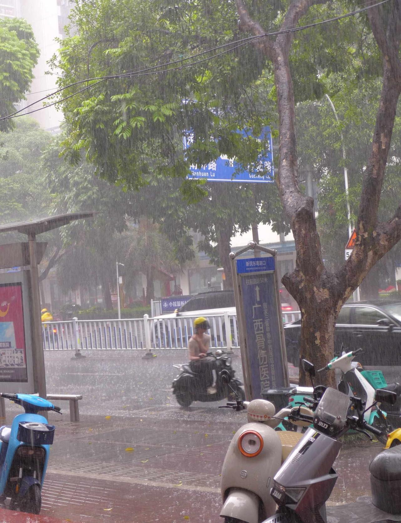 南宁的雨这么大！🌊
过海
南宁天气
南宁city_walk
南宁吃喝玩乐
我的