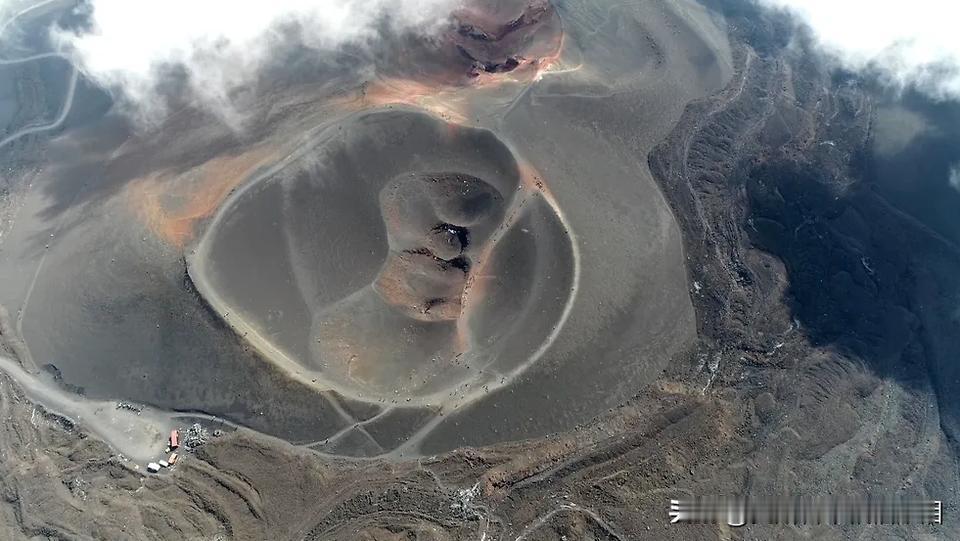 意大利那不勒斯附近的超级火山坎皮佛莱格瑞（Campi Flegrey）近期活动加