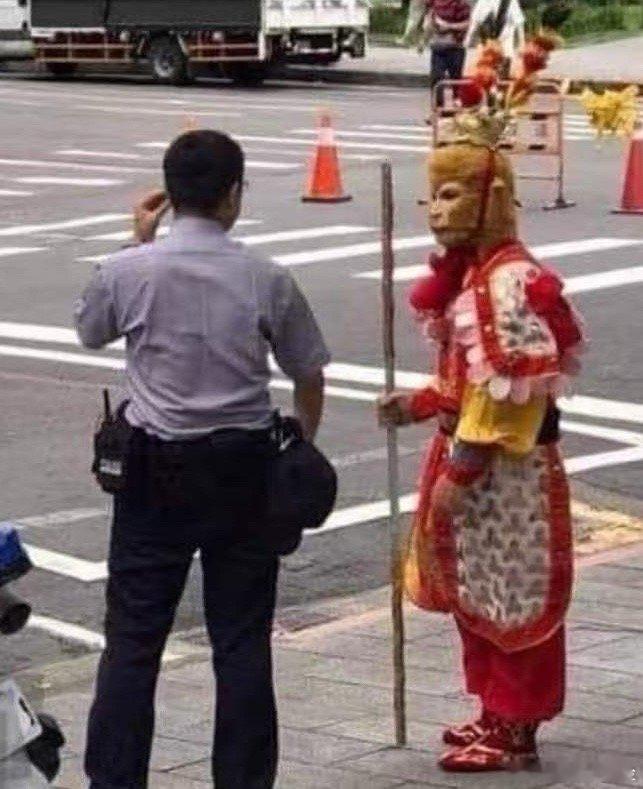 悟空：“请问同志怎么去西天？”👮🏻♀️：“看到红灯走过去就可以到了” 