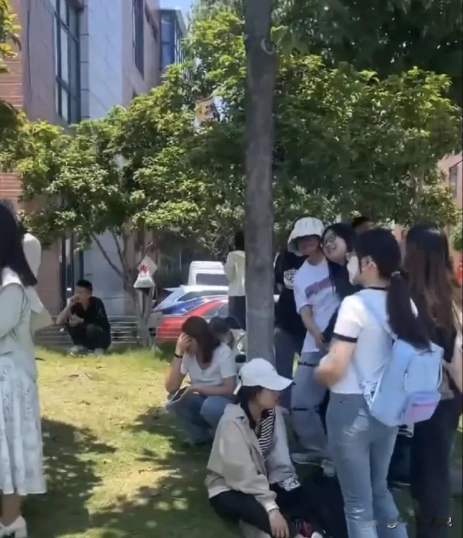 大家发现没有，凡是那些劝别人要“放下身段，双脚沾泥，先活下来”的人，没有一个是需