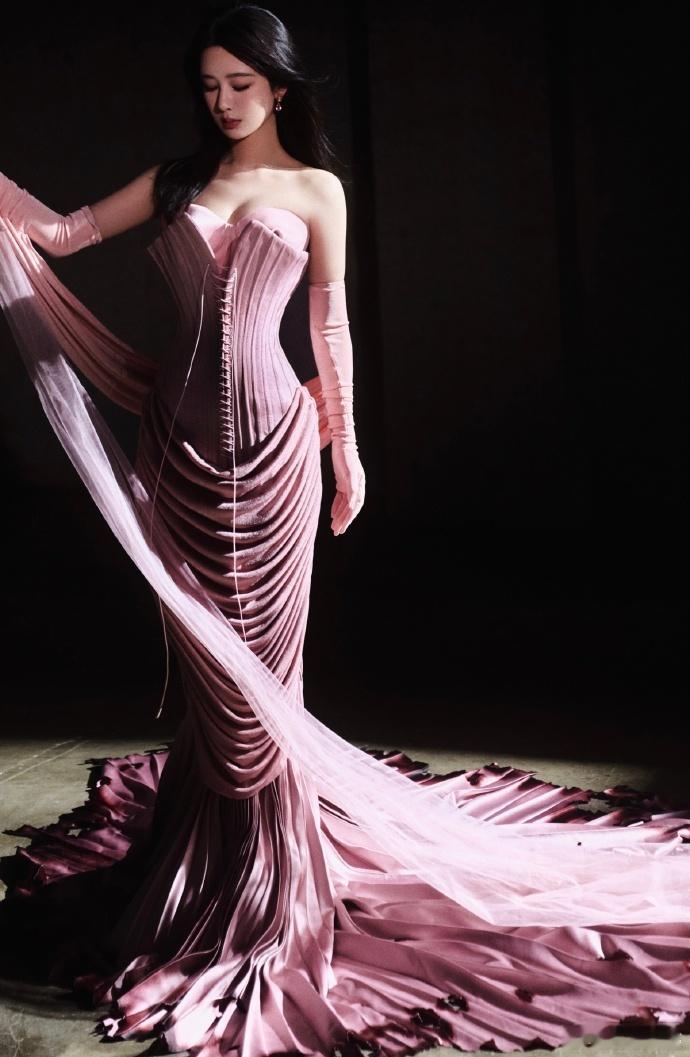 #杨紫粉紫渐变鱼骨裙#杨紫的粉紫渐变鱼骨裙是时尚与美的杰作。粉紫的色调如梦如幻，