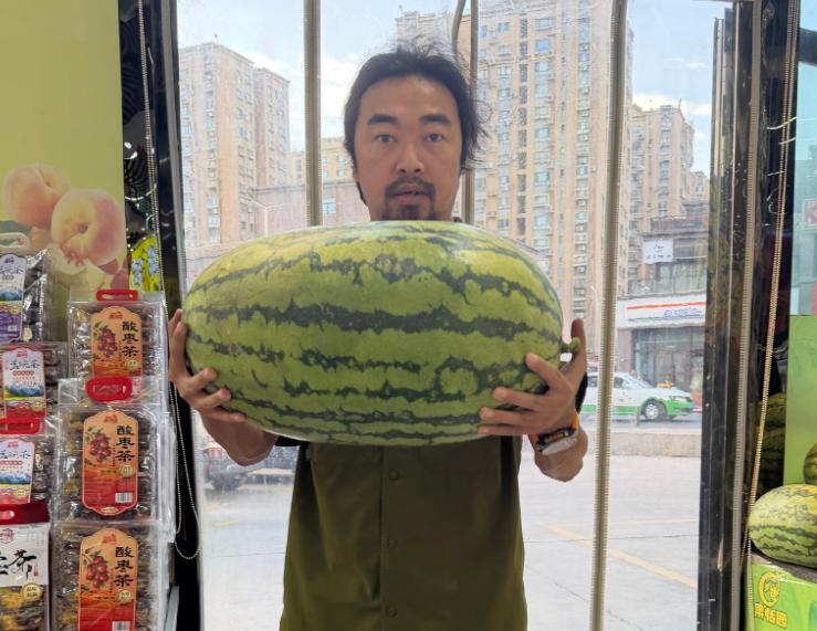 网红“峰哥”真的很会炒作，前面刚刚发视频公开举报知名编剧汪海林偷漏税，让他连续好