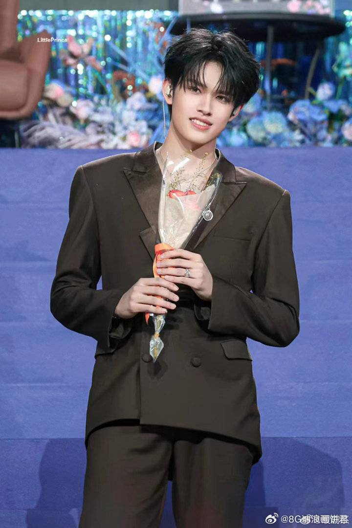 张极生日会首唱原创单曲张极直播十九岁全新启程，张极带着原创勇敢出发，愿你永远保持