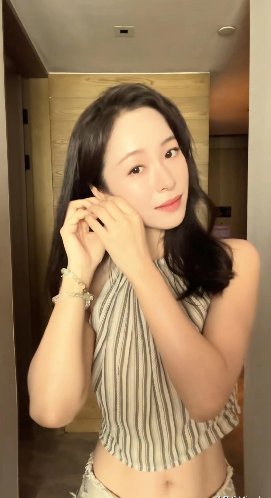 江一燕离婚了，没哭没闹，发了条微博就完了。
孩子归谁？
俩人一起带。
不撕不吵，