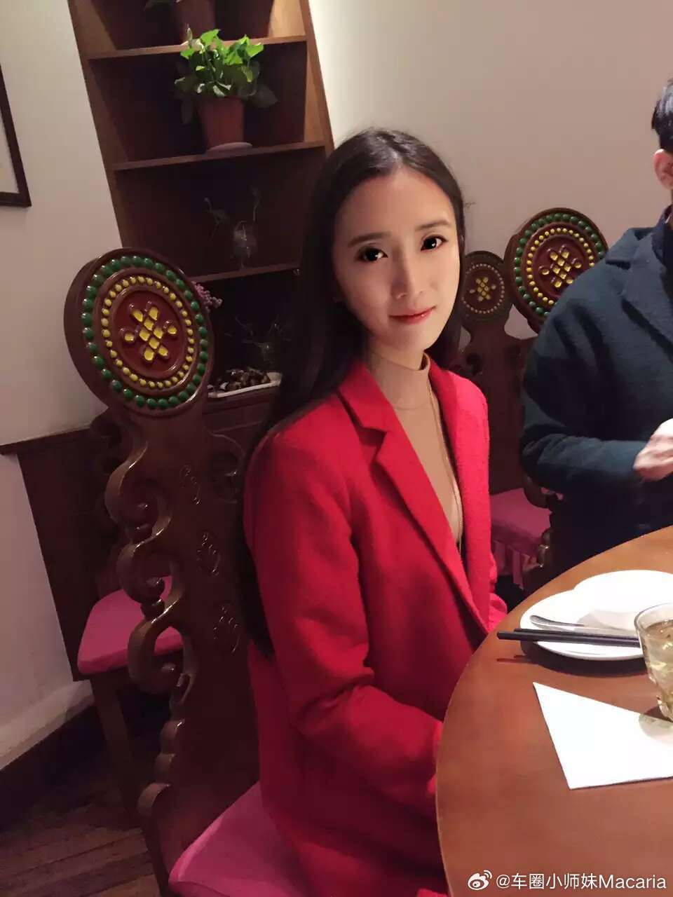 明天想去把头发烫直了，变成这样的黑长直，你们觉得怎么样？ 