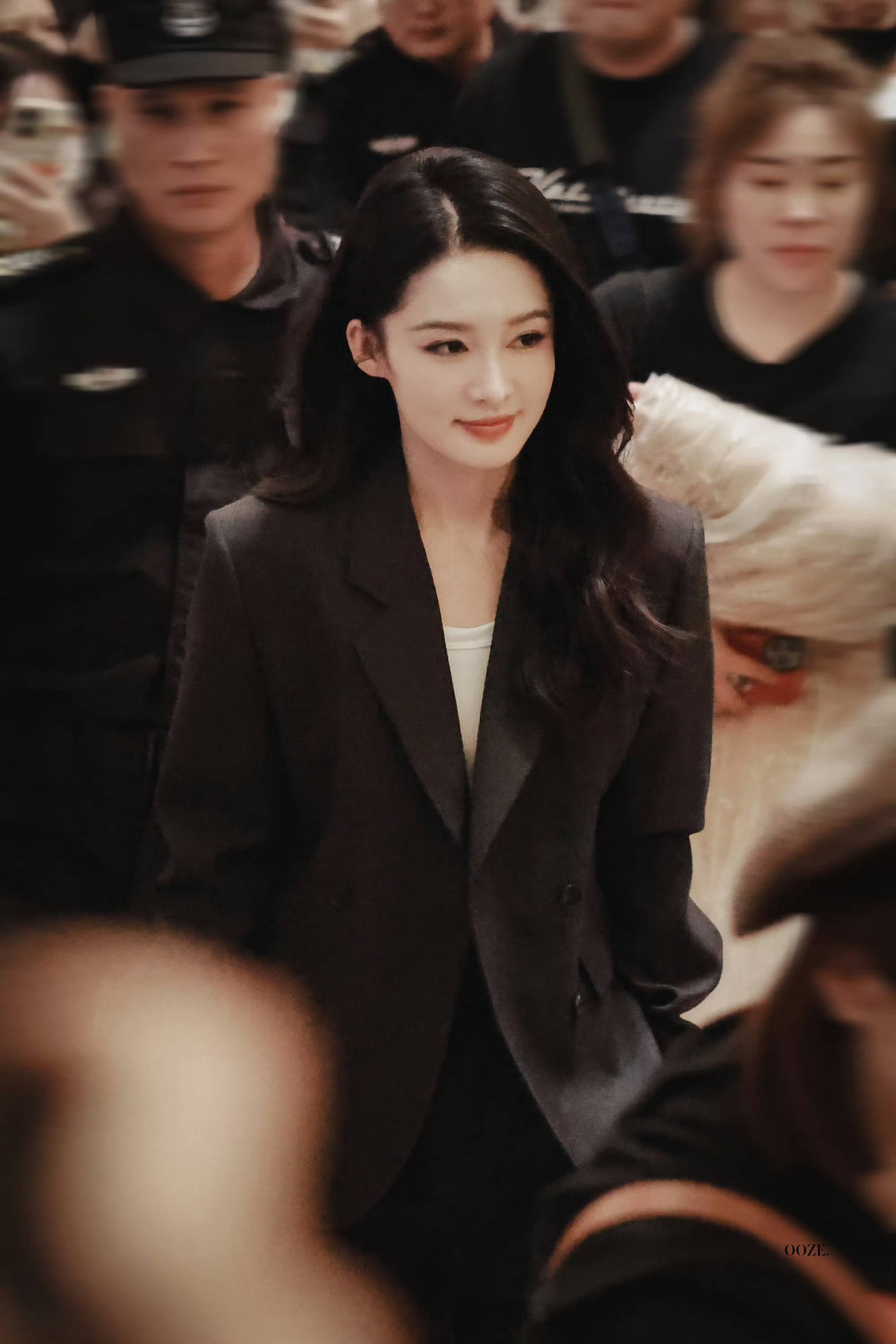 #李沁黑长直look# 李沁金鹰节表彰大会，黑长直发型搭西装套装，好飒好帅气的一