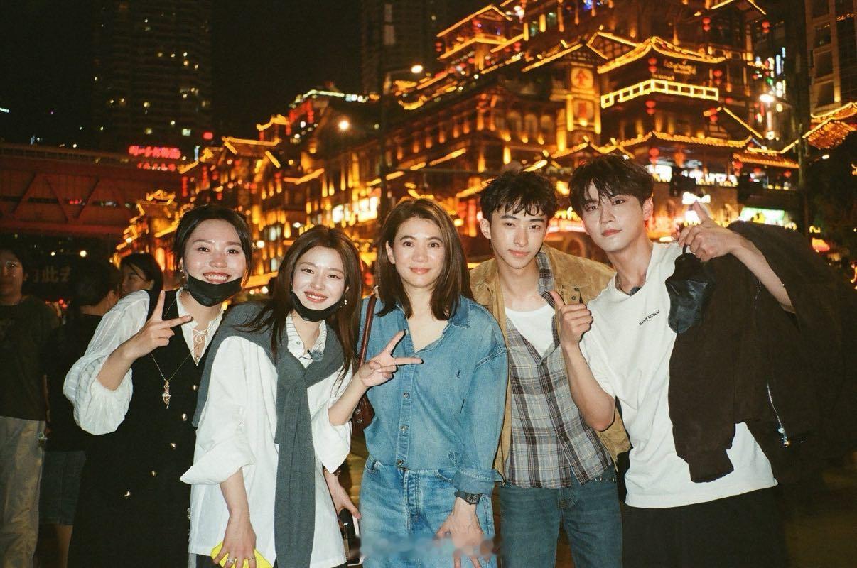 娱乐徐若晗晒图告别桃花坞徐若晗发了桃花坞所有人的照片 西西大王用胶片机拍的所有人